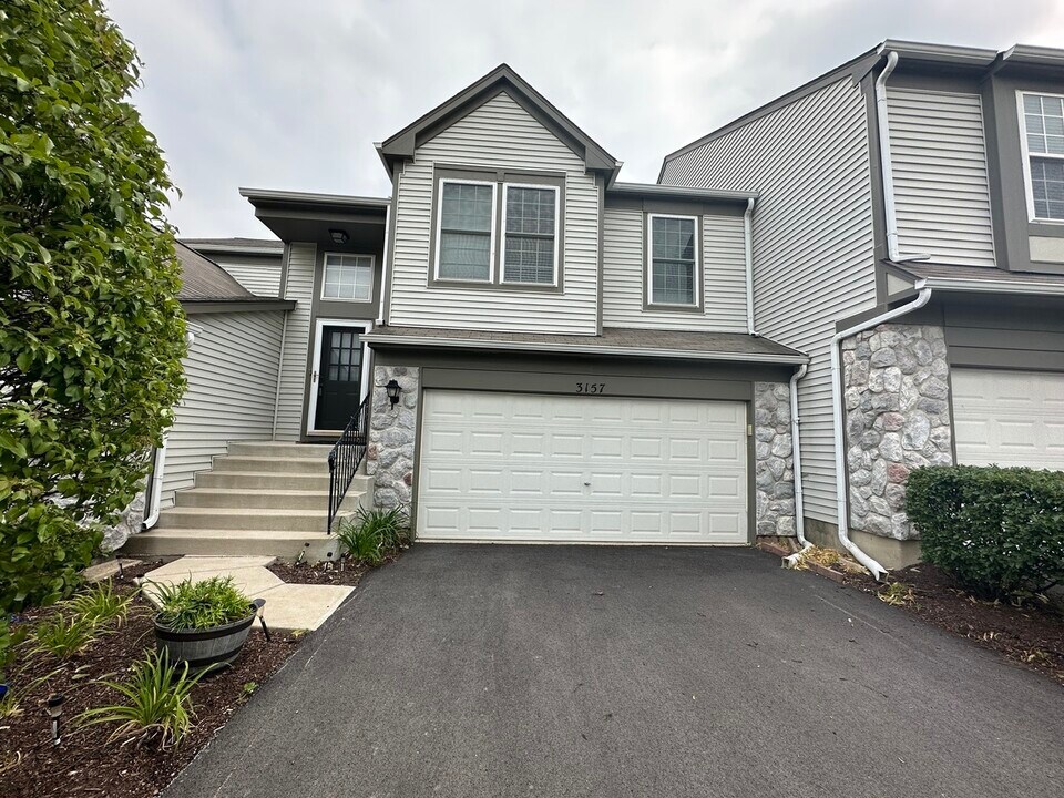 3157 Bromley Ln in Aurora, IL - Building Photo