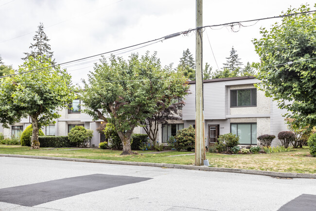 3363 Sefton St in Port Coquitlam, BC - Building Photo - Building Photo