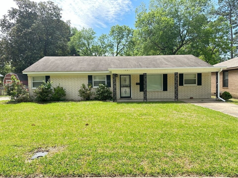 1021 Magnolia Dr in El Dorado, AR - Building Photo