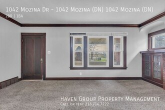 1042 Mozina Dr in Cleveland, OH - Foto de edificio - Building Photo