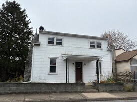 251 Wayne Ave in Waynesboro, PA - Building Photo