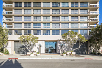 Century Plaza Towers in San Diego, CA - Foto de edificio - Building Photo