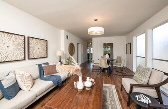 290 Via Casitas, Unit 306 in Greenbrae, CA - Foto de edificio - Building Photo