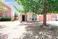 4056 Summerhill Ln in Fort Worth, TX - Foto de edificio - Building Photo