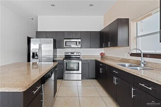 12 Colbath Ave in McAllen, TX - Foto de edificio - Building Photo