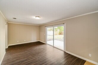 3933 Gumwood Dr W in Jacksonville, FL - Building Photo - Building Photo