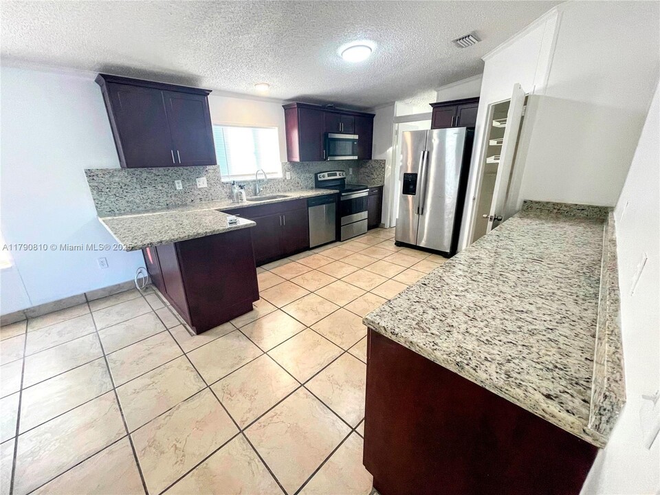 220 NE 12th Ave in Homestead, FL - Building Photo