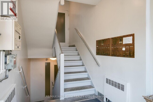 18-18 Kenrae Rd in Toronto, ON - Building Photo - Building Photo