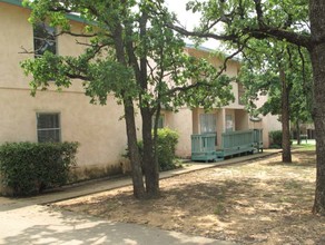 1901-1909 Kingswood Ct in Denton, TX - Foto de edificio - Building Photo