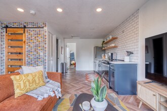 5222 SE Holgate Blvd in Portland, OR - Foto de edificio - Building Photo