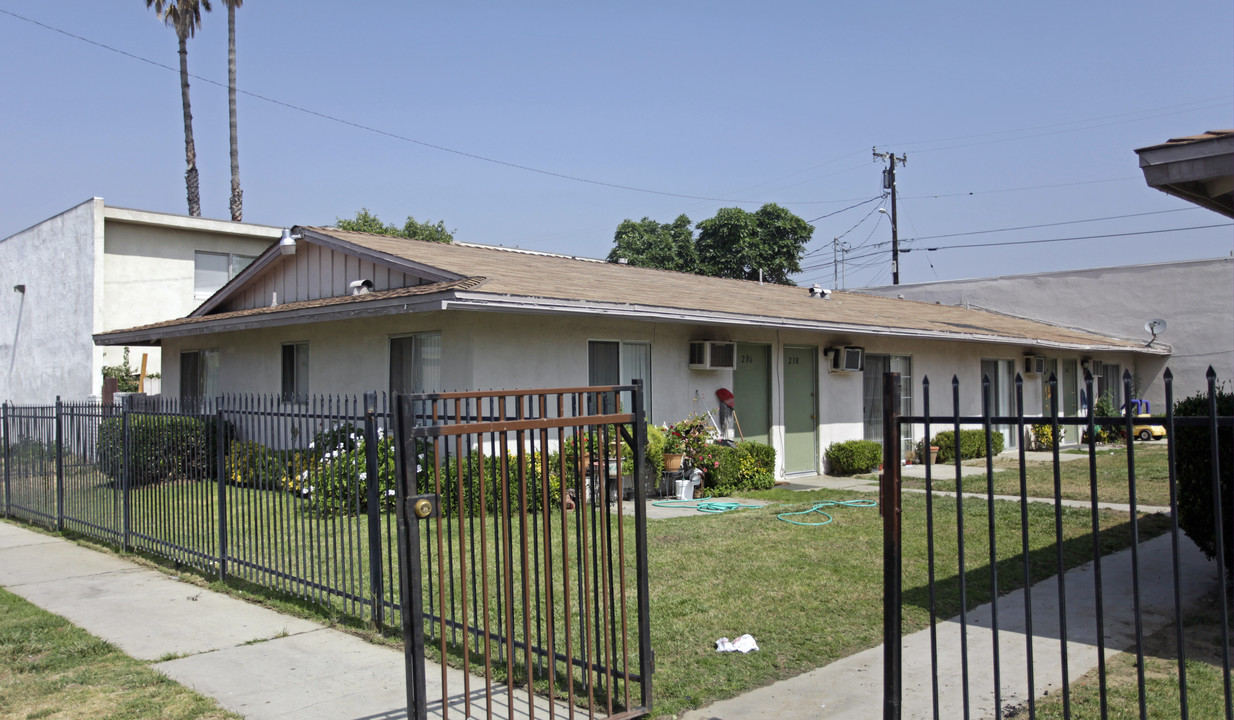 228-240 W Jackson St in Rialto, CA - Building Photo