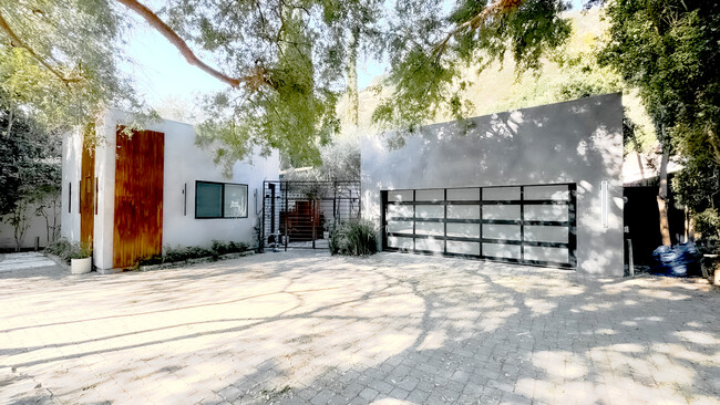 1465 Benedict Canyon Dr in Beverly Hills, CA - Building Photo - Building Photo