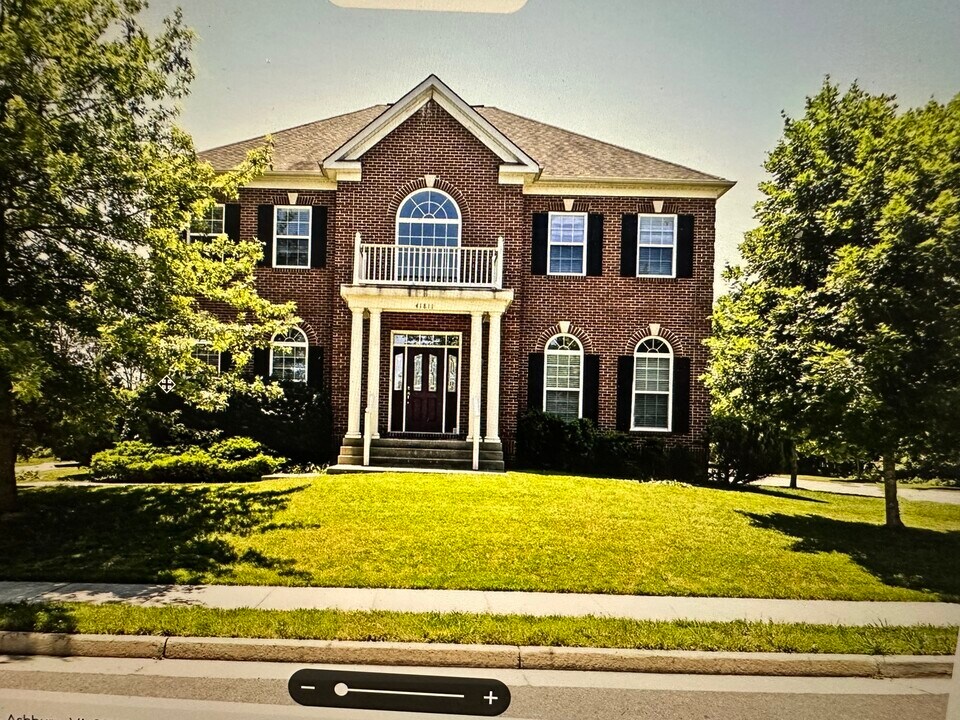 41811 Bristow Manor Dr in Ashburn, VA - Building Photo