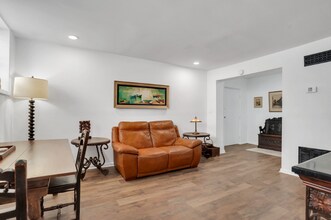 121 W Hall St in Savannah, GA - Foto de edificio - Building Photo