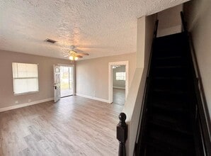 104 S 7th St in La Porte, TX - Building Photo - Building Photo