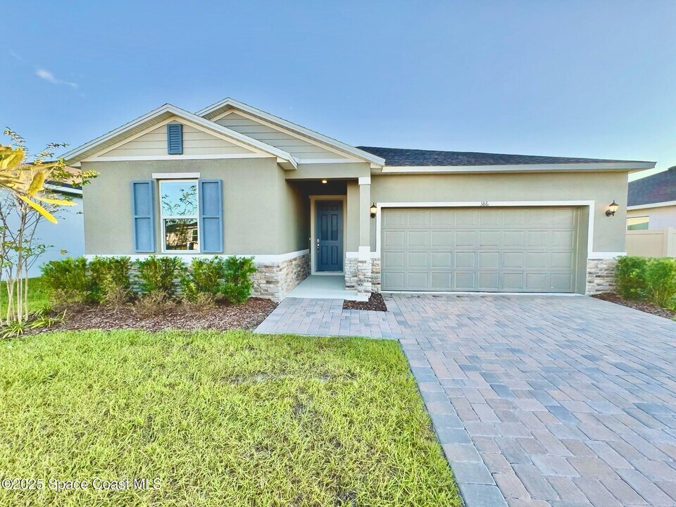 386 Glaspell Cir SE in Palm Bay, FL - Building Photo