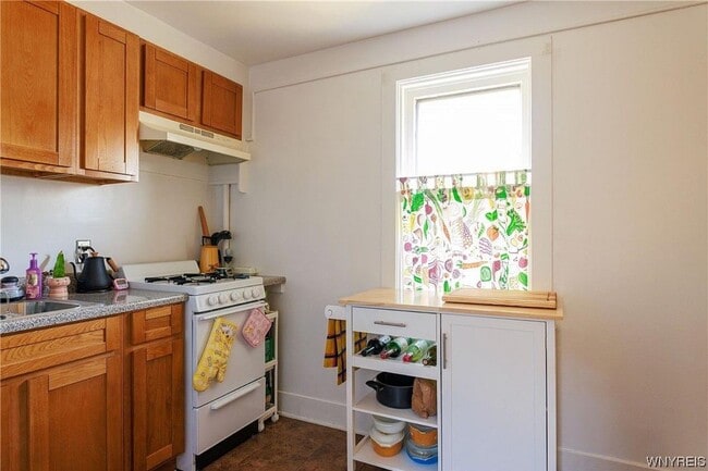 129 College St, Unit Unit 3 - Upper Back in Buffalo, NY - Building Photo - Building Photo
