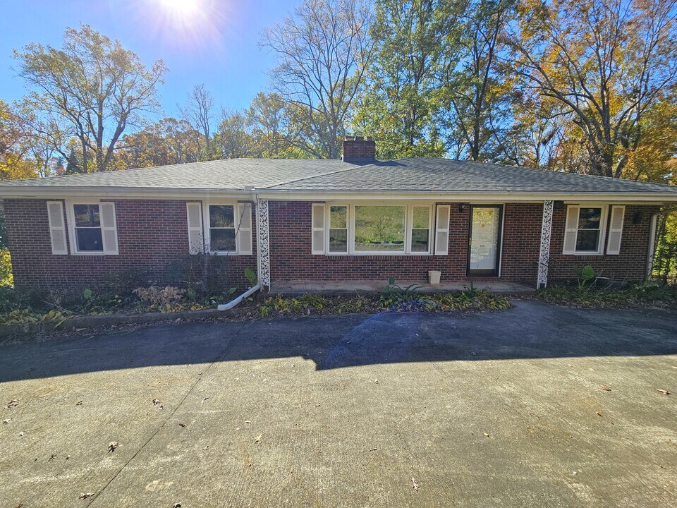 609 Memorial Dr Ext in Greer, SC - Building Photo