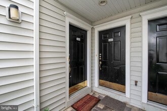 13061 Marcey Creek Rd in Herndon, VA - Building Photo - Building Photo