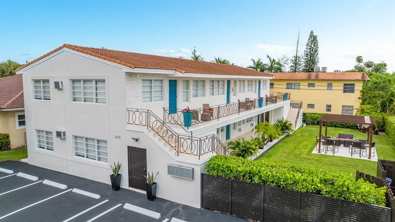 620 NE 2nd Ct in Hallandale Beach, FL - Building Photo