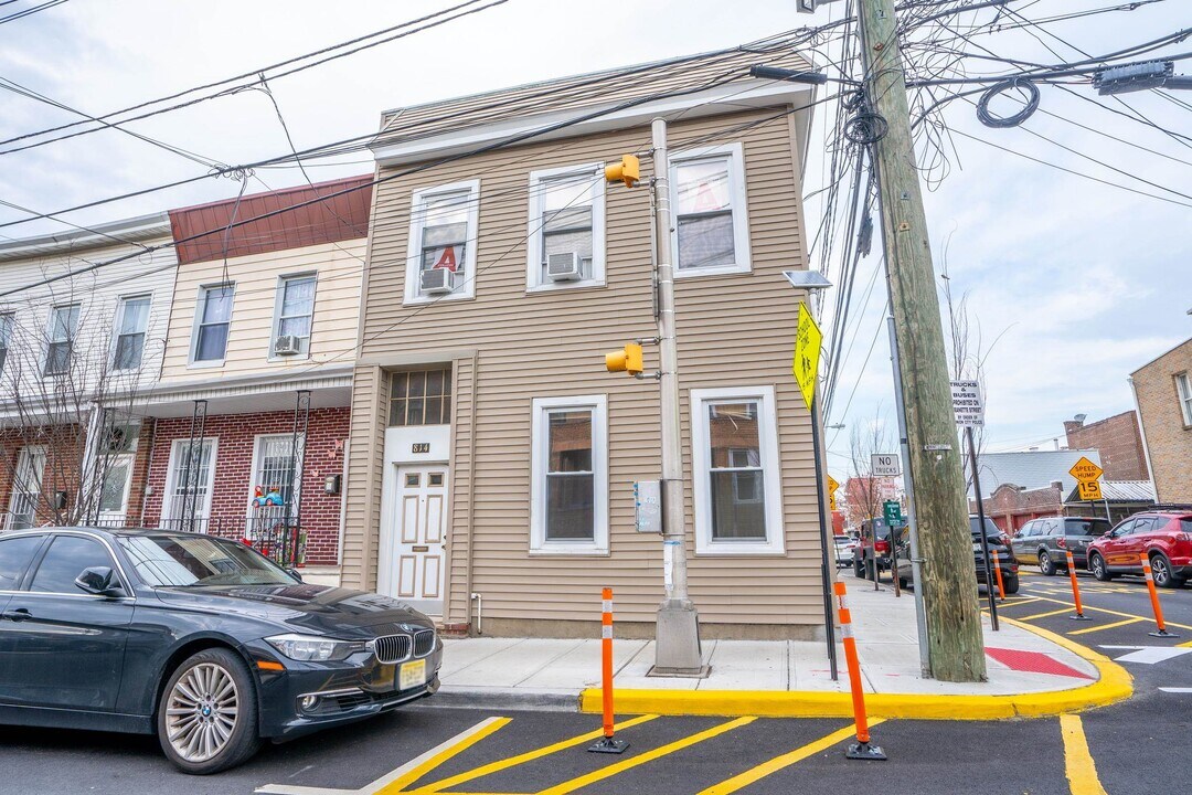 814 28th St in Union City, NJ - Building Photo