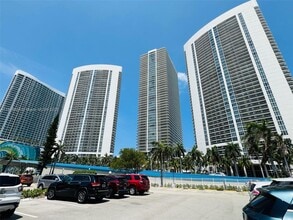 1833 S Ocean Dr in Hallandale Beach, FL - Building Photo - Building Photo