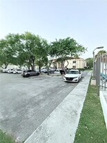 660 W Park Dr in Miami, FL - Building Photo