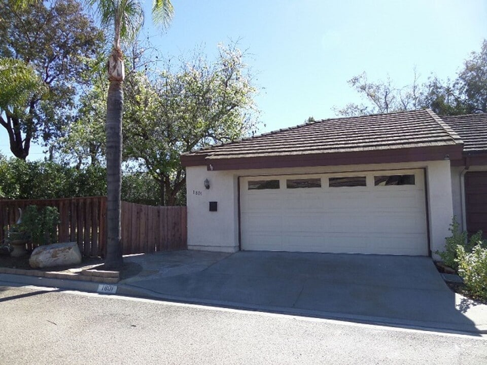1801 Esquire Glen in Escondido, CA - Building Photo