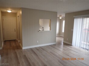 4571 Carriage Park Dr in Las Vegas, NV - Foto de edificio - Building Photo