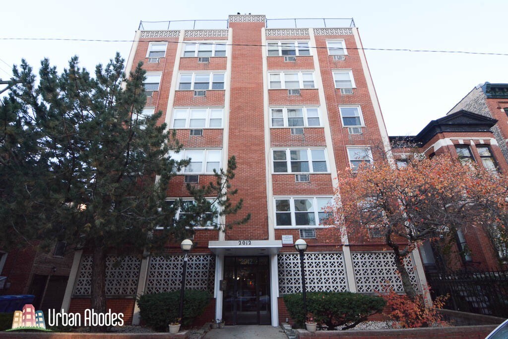 2020 N Orleans St, Unit M02B in Chicago, IL - Building Photo