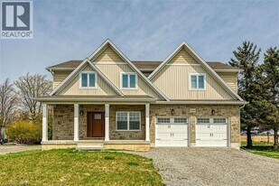 8184 Airport Rd E in Hamilton, ON - Building Photo