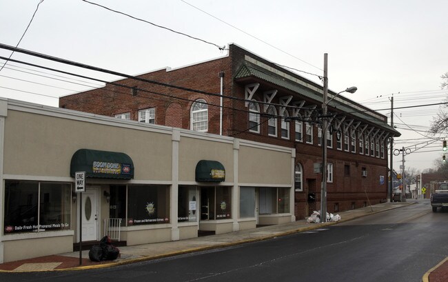 2 W Main St