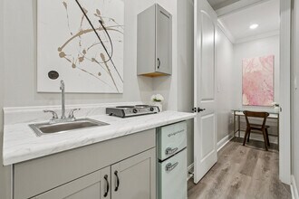 2323 Leonidas St, Unit The Lavender Suite in New Orleans, LA - Foto de edificio - Building Photo