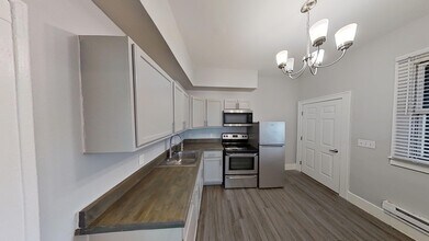 902 Oak St, Unit 1 in Wyandotte, MI - Building Photo - Building Photo
