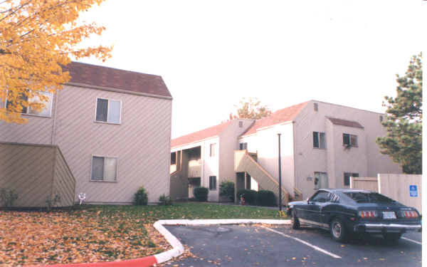 Pines Apartments in Portland, OR - Foto de edificio