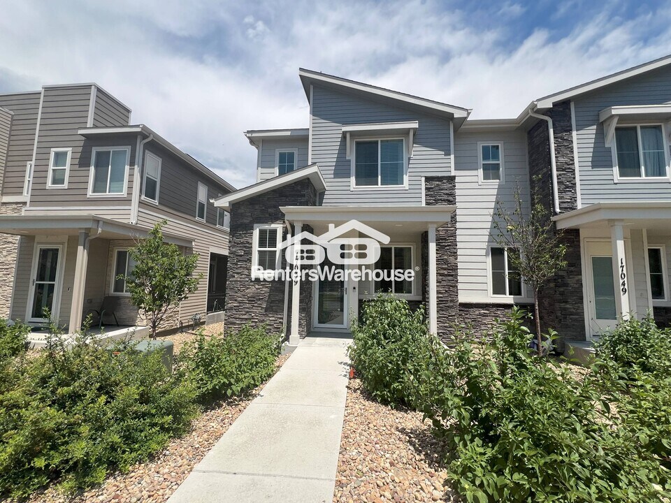 17039 E Exposition Dr in Aurora, CO - Building Photo