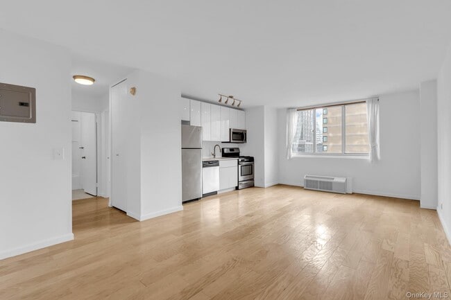 345 E 93rd St in New York, NY - Building Photo - Building Photo