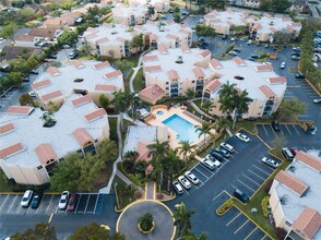 6276 NW 186th St, Unit 307 in Hialeah, FL - Foto de edificio - Building Photo