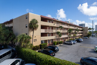 April Breeze Condos in Hallandale Beach, FL - Building Photo - Building Photo