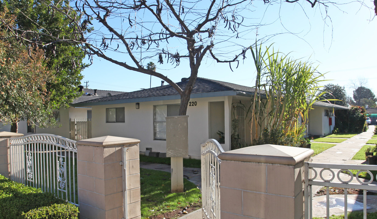 220 W Verdugo Ave in Burbank, CA - Building Photo