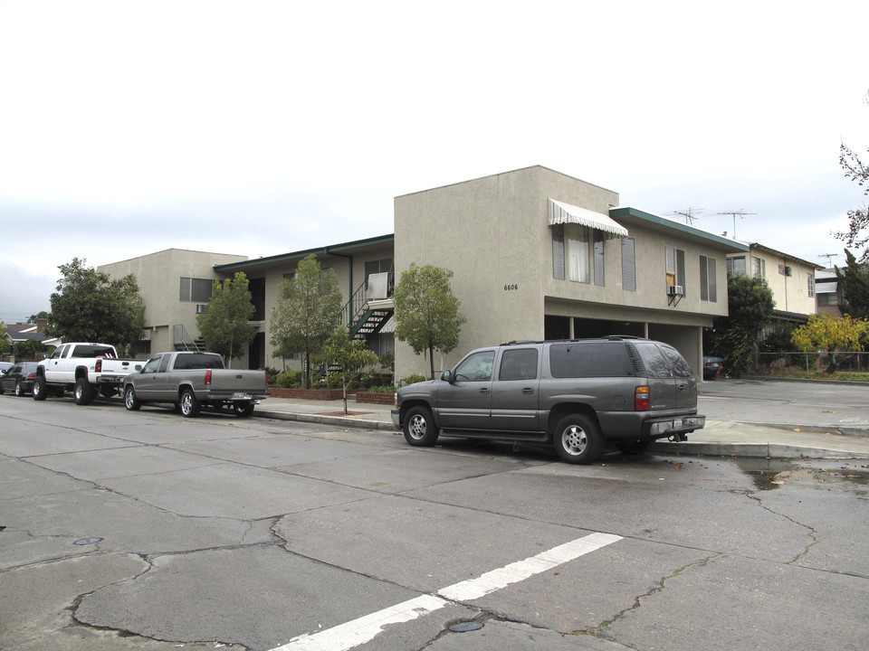 11627 Kittridge St in North Hollywood, CA - Foto de edificio