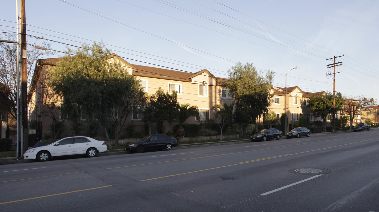 Woodman Townhomes in Van Nuys, CA - Building Photo