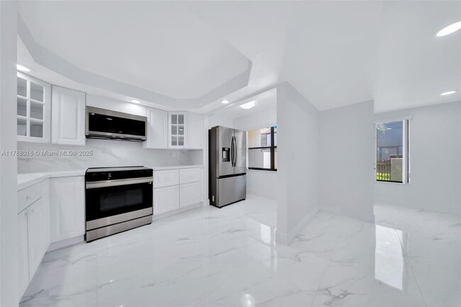 10136 NW 41st St in Doral, FL - Building Photo - Building Photo