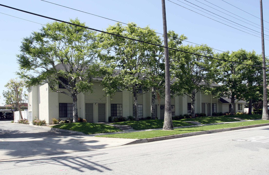 37 Harkness Ave in Pasadena, CA - Building Photo