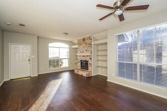 903 Crestwood Dr in Cedar Hill, TX - Foto de edificio - Building Photo