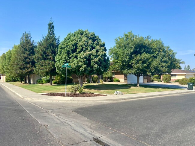 7912 Westdumfries Ct in Bakersfield, CA - Building Photo - Building Photo