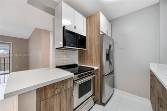 8095 NW 8th St in Miami, FL - Building Photo - Building Photo