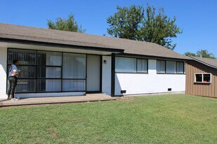 121 E Morningside Dr in Midwest City, OK - Building Photo