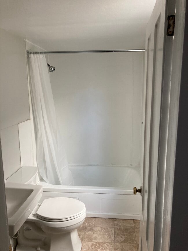 107 G St in Montague, MA - Building Photo - Building Photo