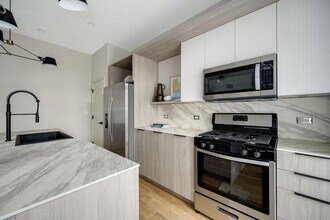 4177 W Belmont Ave, Unit 4181-102 in Chicago, IL - Foto de edificio - Building Photo